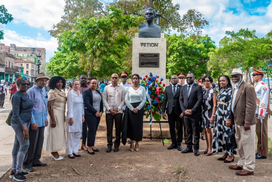 “Sí, salvé a mi país, vengué a América.” — Dessalines
Hoy conmemoramos 222 años del bicolor haitiano.
La Embajada de Haití en Cuba honra a los héroes patrios y reafirma su compromiso con la unidad y la libertad.
¡Viva Haití, viva nuestra historia!