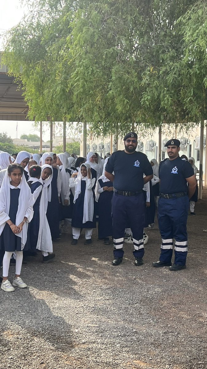 ساعد الدفاع المدني فريق الأمن والسلامة بمدرسة دُرة الهاشمية في تطبيق خطة الإخلاء حيث سارت العملية بكل أريحية وسلاسة وتم تفعيل دور فرق الإسعاف والإطفاء وباق الفرق🌺شكرًا لفريق الدفاع المدني🌺
#فعاليات_تعليمية_جنوب_الباطنة 
#الدفاع_المدني