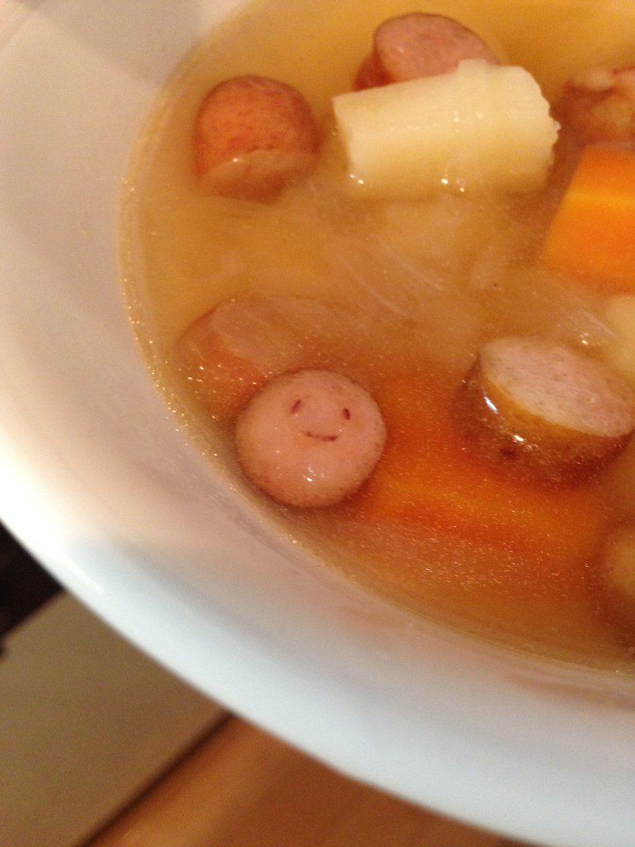 ポトフ作ったらなんか幸せそうなソーセージいた