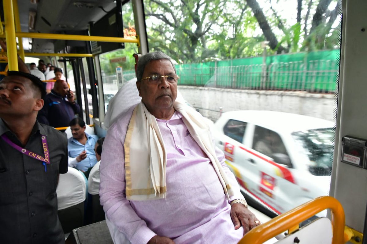 siddaramaiah's tweet photo. ಸಂಜೆ ವೇಳೆ ಸಂಚಾರ ದಟ್ಟಣೆ ಹೆಚ್ಚಿರುವ ಕಾರಣ ವಾಹನ ಸವಾರರಿಗೆ ತೊಂದರೆಯಾಗುತ್ತದೆಯೆಂದು ಇಂದು ಕೆಲವು  ಸ್ಥಳಗಳಿಗೆ ಮಾತ್ರ ಭೇಟಿ ನೀಡಿದ್ದೇನೆ. ನಾಡಿದ್ದು ಇಡೀ ದಿನ ಉಪಮುಖ್ಯಮಂತ್ರಿಗಳು ಹಾಗೂ ಬೆಂಗಳೂರಿನ ಶಾಸಕರೊಂದಿಗೆ ನಗರದ ಮಳೆಪೀಡಿತ ಸ್ಥಳಗಳಿಗೆ ಭೇಟಿ ನೀಡುತ್ತೇನೆ.

ನಗರದ ಎಲ್ಲ ಸೂಕ್ಷ್ಮ ಪ್ರದೇಶಗಳಿಗೆ ಭೇಟಿ ನೀಡಿ ಜನರ ಅಹವಾಲುಗಳನ್ನು ಆಲಿಸುತ್ತೇನೆ. ಅಧಿಕಾರಿಗಳು ಯಾವೆಲ್ಲ ಕ್ರಮ ವಹಿಸಿದ್ದಾರೆ ಎನ್ನುವುದನ್ನು ಪರಿಶೀಲಿಸಿ ಅಗತ್ಯ ಸೂಚನೆಗಳನ್ನು ನೀಡುತ್ತೇನೆ. 

ನಗರದಲ್ಲಿ  ರಾಜಕಾಲುವೆಗಳು ಒತ್ತುವರಿಯಾಗಿದ್ದು, ಚರಂಡಿಗಳು ಆಳವಿಲ್ಲದೆ ಚಿಕ್ಕದಾಗಿವೆ, ಜೊತೆಗೆ ಹೂಳು ತುಂಬಿದೆ. ಇದನ್ನು ತೆರವು ಮಾಡಲು ನಗರ ಪಾಲಿಕೆಯವರಿಗೆ ಅನೇಕ ಬಾರಿ ಸೂಚನೆ ನೀಡಲಾಗಿದ್ದು, ಇನ್ನೂ ಕಾಮಗಾರಿಗಳು ನಡೆಯುತ್ತಿವೆ. 859.90 ಕಿ.ಮೀ ಉದ್ದದ ರಾಜಕಾಲುವೆಗಳು ಇವೆ. ಇಲ್ಲಿಯವರೆಗೆ 491 ಕಿ.ಮೀ ಉದ್ದದ ರಾಜಕಾಲುವೆಗಳಿಗೆ ತಡೆಗೋಡೆ ನಿರ್ಮಿಸಲಾಗಿದೆ. 195 ಕಿ.ಮೀ ಉದ್ದದ ತಡೆಗೋಡೆ ನಿರ್ಮಾಣ ಕಾರ್ಯ ಚಾಲ್ತಿಯಲ್ಲಿದ್ದು, 173 ಕಿ.ಮೀ ಉದ್ದದ ರಾಜಕಾಲುವೆಗಳನ್ನು ವರ್ಲ್ಡ್ ಬ್ಯಾಂಕ್  ನೆರವಿನಿಂದ ಕೈಗೊಳ್ಳಲಾಗಿದೆ. 

ರಾಜಕಾಲುವೆಗಳಾಗದೆ ರಸ್ತೆಗಳಲ್ಲಿ ನೀರು ನಿಲ್ಲುವುದನ್ನು ತಪ್ಪಿಸುವುದು ಕಷ್ಟ. ಬೆಂಗಳೂರು ನಗರದಲ್ಲಿ ಸುಮಾರು 210 ತಗ್ಗು ಪ್ರದೇಶಗಳನ್ನು ಸೂಕ್ಷ್ಮ ಮತ್ತು ಅತಿ ಸೂಕ್ಷ್ಮ ಎಂದು ಗುರುತು ಮಾಡಲಾಗಿದೆ. 166 ಸೂಕ್ಷ್ಮ ಮತ್ತು ಅತಿಸೂಕ್ಷ್ಮ ಕಾಮಗಾರಿಗಳನ್ನು ನಿರ್ವಹಿಸಲಾಗಿದೆ. ಬಾಕಿ 44 ಪ್ರದೇಶಗಳಲ್ಲಿ ತಾತ್ಕಾಲಿಕ ಕ್ರಮಗಳನ್ನು ಕೈಗೊಳ್ಳಲಾಗಿದೆ. ಈ ಪೈಕಿ 24 ಕಾಮಗಾರಿ ಪ್ರಗತಿಯಲ್ಲಿದ್ದು, ಇವು ಪೂರ್ಣಗೊಂಡರೆ ಈ ಸಮಸ್ಯೆ ಬಹಳಷ್ಟು ಕಡಿಮೆಯಾಗಲಿದೆ.

ವೈಟ್ ಫೀಲ್ಡ್ ನಲ್ಲಿ ಮಹಿಳೆಯೊಬ್ಬರು ಸಾವಿಗೀಡಾಗಿದ್ದು ದುಃಖದ ವಿಷಯ. ಸರ್ಕಾರದ ವತಿಯಿಂದ ಅವರ ಕುಟುಂಬಕ್ಕೆ 5 ಲಕ್ಷ ರೂ.ಗಳ ಪರಿಹಾರವನ್ನು ನೀಡಲಾಗುವುದು. 

4292 ಕಡೆ ಒತ್ತುವರಿಯಾಗಿದ್ದು, ಈ ಪೈಕಿ 2326 ಒತ್ತುವರಿಯನ್ನು ತೆರವುಗೊಳಿಸಲಾಗಿದೆ. ಒತ್ತುವರಿಯಾಗದಂತೆ ನೋಡಿಕೊಳ್ಳಲು ಸೂಚನೆಯನ್ನು ನೀಡಲಾಗಿದೆ.

- ಮಳೆಯಿಂದ ಹಾನಿಗೊಳಗಾದ ಬೆಂಗಳೂರು ನಗರದ ಕೆಲವು ಪ್ರದೇಶಗಳಿಗೆ ಭೇಟಿ ನೀಡಿ ನಂತರ ಮಾಧ್ಯಮದವರ ಜೊತೆ ಮಾತನಾಡಿದೆ