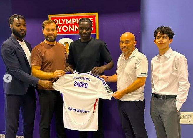 OL__Plus's tweet photo. L’#OL engage un défenseur central de 17 ans de l’AS Saint-Priest
#Transferts #Académie #U17 #Sacko
(O&L : https://t.co/bXnw74EV3t) https://t.co/utTVjV76lR