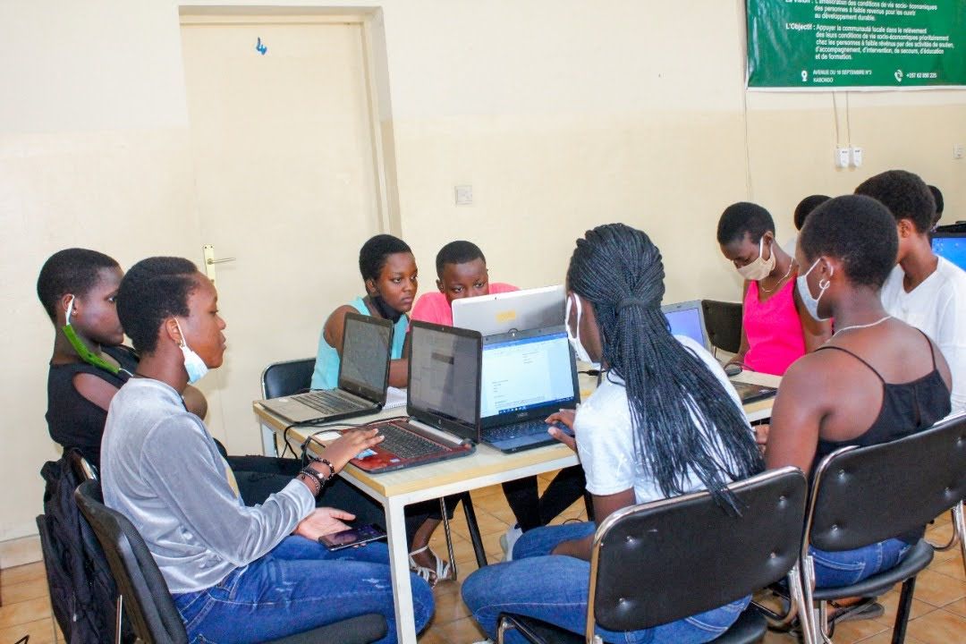 KithubNews's tweet image. Journée Internationale des Filles dans les TIC 2025 ✨🌐
Aujourd’hui, KIT – Digital Innovation HUB célèbre la puissance des filles dans la tech et l’importance de construire un avenir numérique inclusif.
Sous le thème :
Autonomiser les filles dans la tech : Façonner les leaders