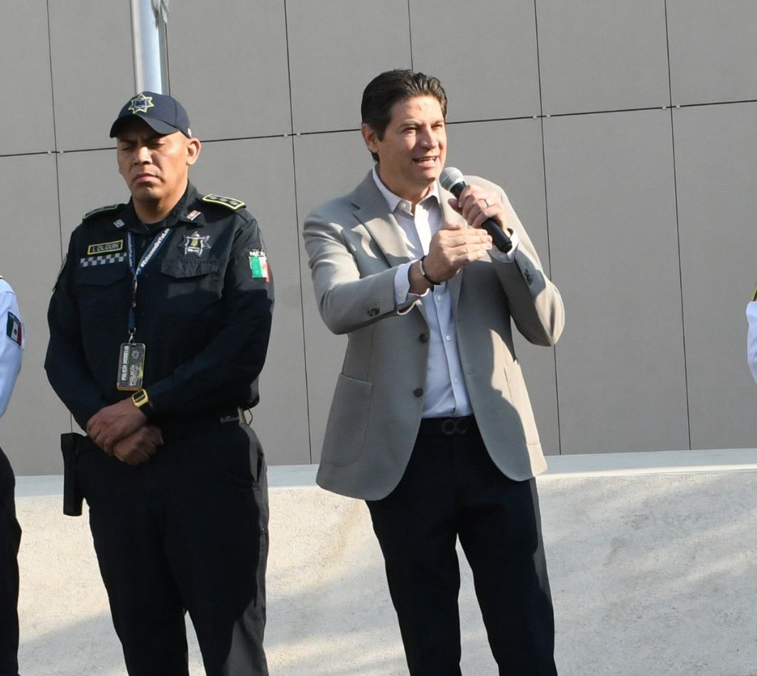 AlfonsoMtz_Mx's tweet image. 🚔 Encabecé el pase de lista de la @Policia_Morelia, donde pedí a las y los efectivos de la corporación, reafirmar su compromiso con la ciudad y ser un solo equipo. 👮🏻‍♂️

#MoreliaBrillaMás✨