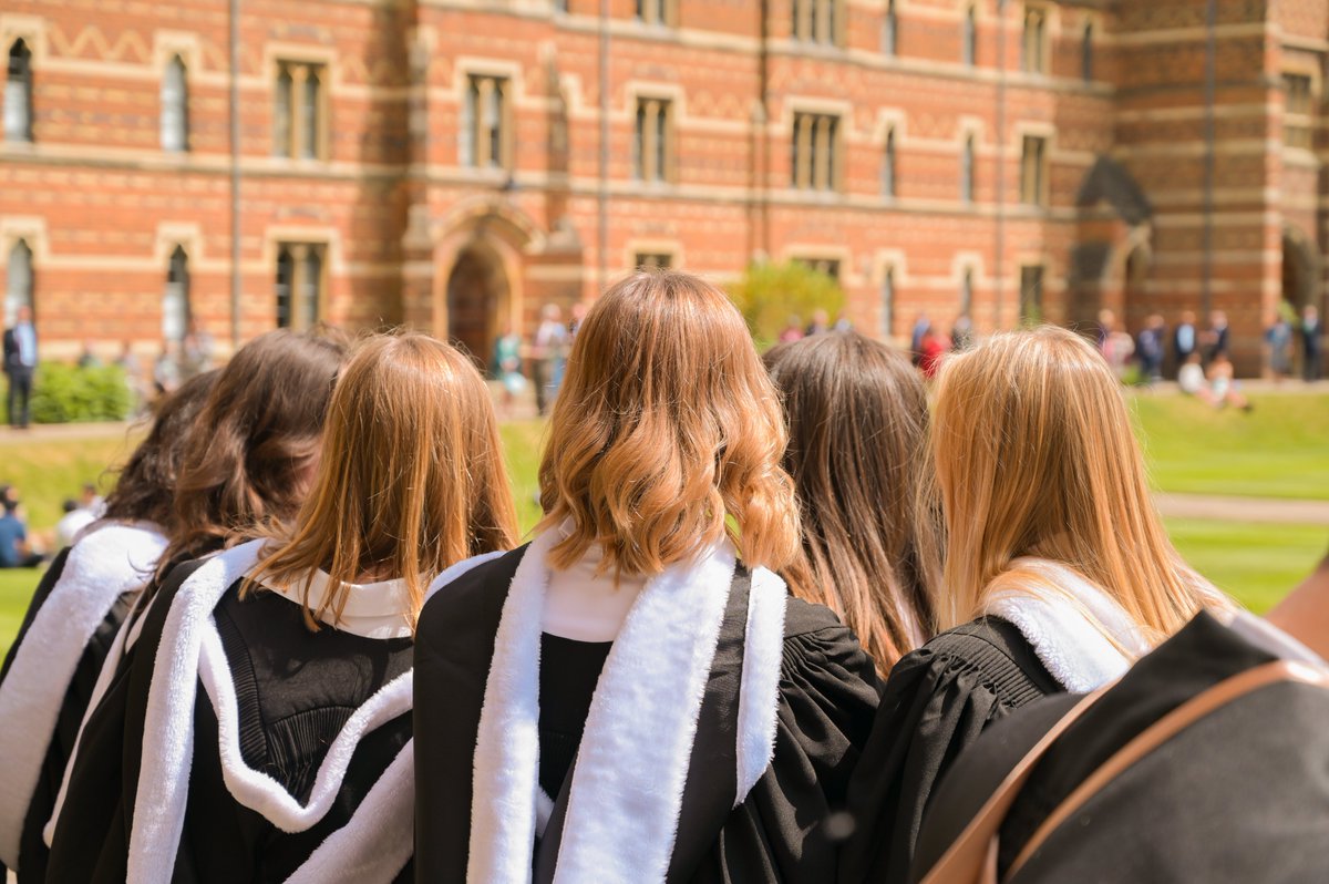 On Saturday, we welcomed back over 100 Keble graduands to celebrate their Degree Day with friends and family. Congratulations to all on this big achievement! We look forward to having you in our alumni community 🥳