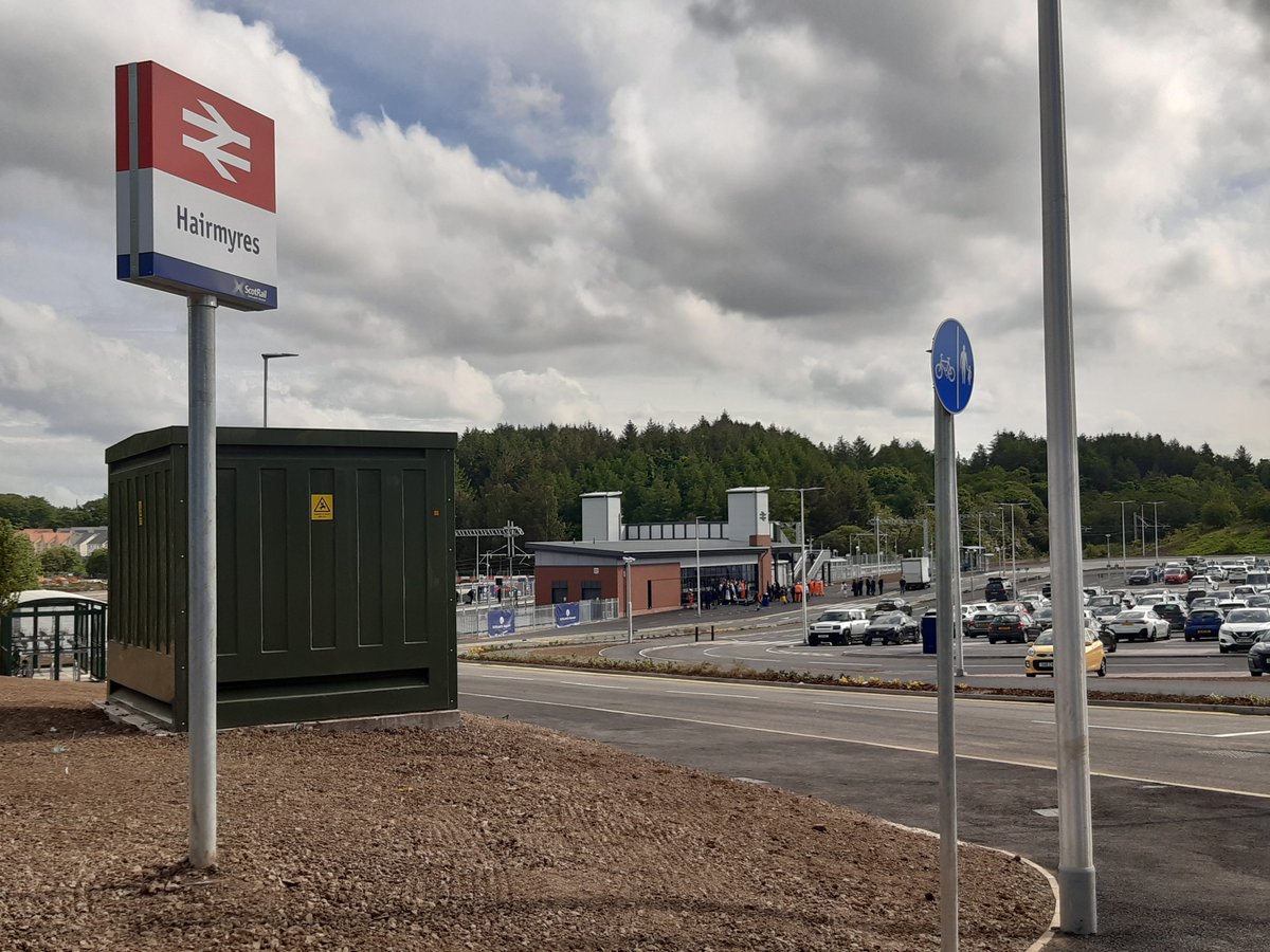It was a pleasure to attend the official opening of the new Hairmyres train station this morning.
Although trains are now running and the station is fully operational, electric trains will not run on the line until later on this year due to continuing electrification works.