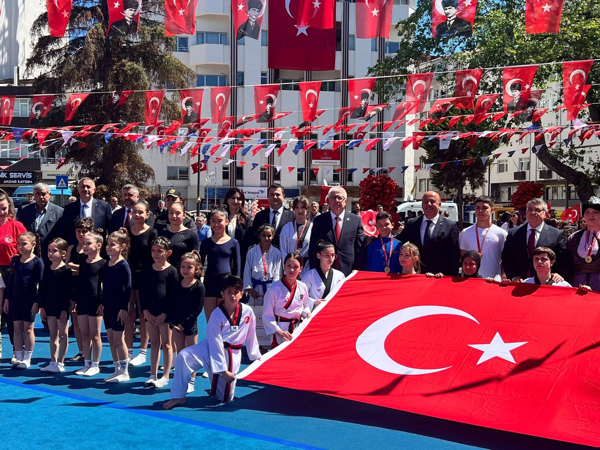 19 Mayıs Atatürk’ü Anma, Gençlik ve Spor Bayramı münasebetiyle Hükümet Konağı Atatürk Anıtı önünde gerçekleştirilen çelenk koyma töreni ardından Uğur Mumcu Meydanında gerçekleştirilen kutlama, gösteri ve etkinliklere Baromuzu temsilen Baro BşkAv. Funda Öztürk Altuntaş katılmıştır