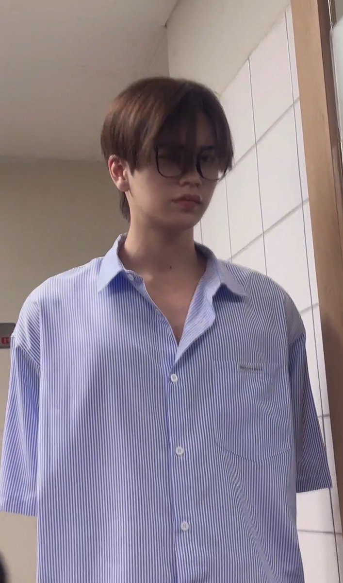tinnisasimp's tweet photo. i like how whenever he’s jealous he just stand there like 🧍‍♀️🧍‍♀️

#markjrtn https://t.co/GperxspyLG