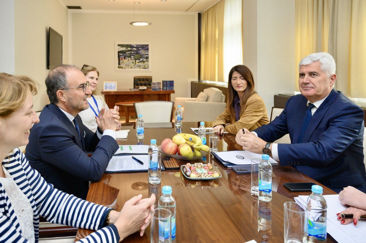 Luigi Soreca (@lsorecaeu) on Twitter photo Met today with Deputy Speaker of the 🇧🇦 House of Peoples and HDZ BiH President <a href="/Dragan_Covic/">Dragan Čović</a> to discuss the ongoing constitutional and political crisis.
Underlined it is essential to protect the constitutional order of BiH while refocusing on the EU path.
EU accession Met today with Deputy Speaker of the 🇧🇦 House of Peoples and HDZ BiH President <a href="/Dragan_Covic/">Dragan Čović</a> to discuss the ongoing constitutional and political crisis.
Underlined it is essential to protect the constitutional order of BiH while refocusing on the EU path.
EU accession