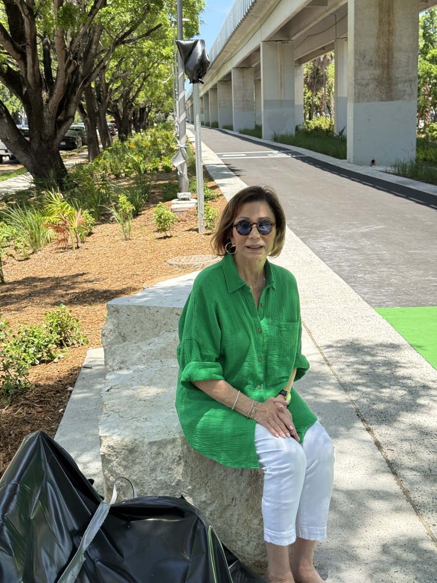 leesfield's tweet image. A Sunday well spent at the future site of The Leesfield Family Garden at @theunderlinemia!
Cynthia Leesfield, trustee of The Leesfield Family Foundation, soaked up a picture-perfect Florida day.
We cannot wait to unveil our new "front yard!"