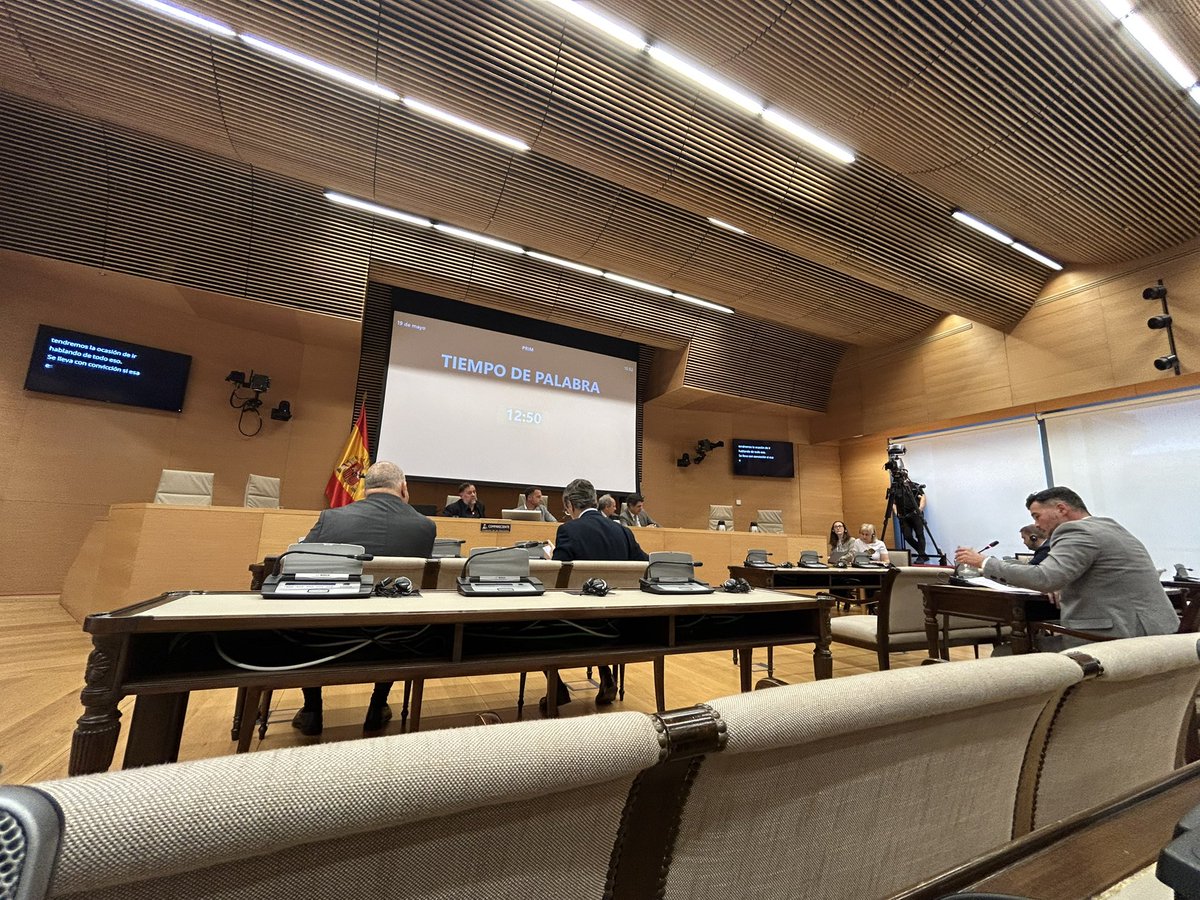 Gran <a href="/Junqueras/">Oriol Junqueras 🎗️</a> en comissió #OperacióCatalunya. Vindran grans dies per a Catalunya. La dreta i l’extrema dreta segueixen en el seu matrix en blanc i negre. Guanyarem!! #Independència <a href="/Esquerra_ERC/">Esquerra Republicana</a>