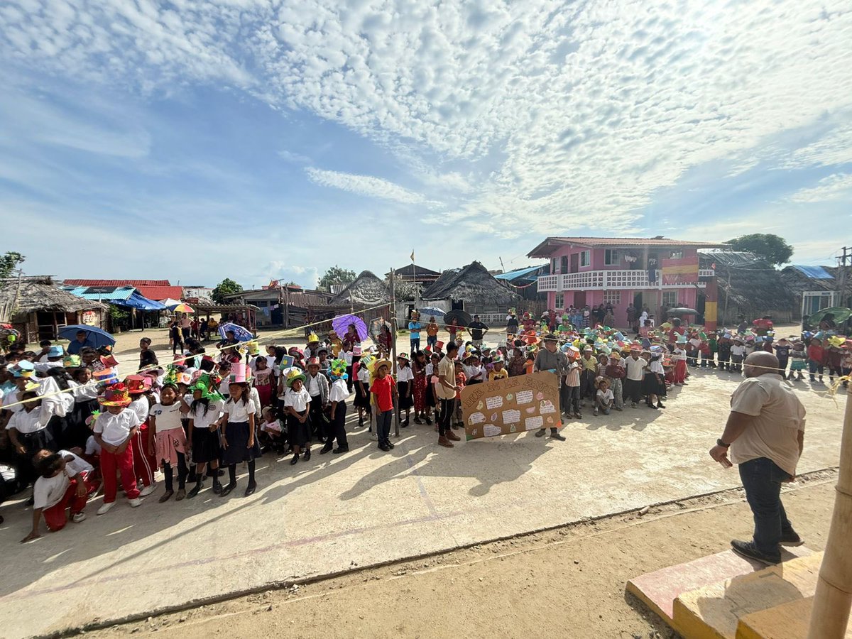 MINSAPma's tweet image. #KunaYala | En conmemoración al Día Regional de las Frutas, junto a la comisión de salud del escolar del @MeducaPma y estudiantes del C.E. Bilingüe de Playón Chico, promovemos el consumo de frutas y sus beneficios para la salud. #MinsaPanamá