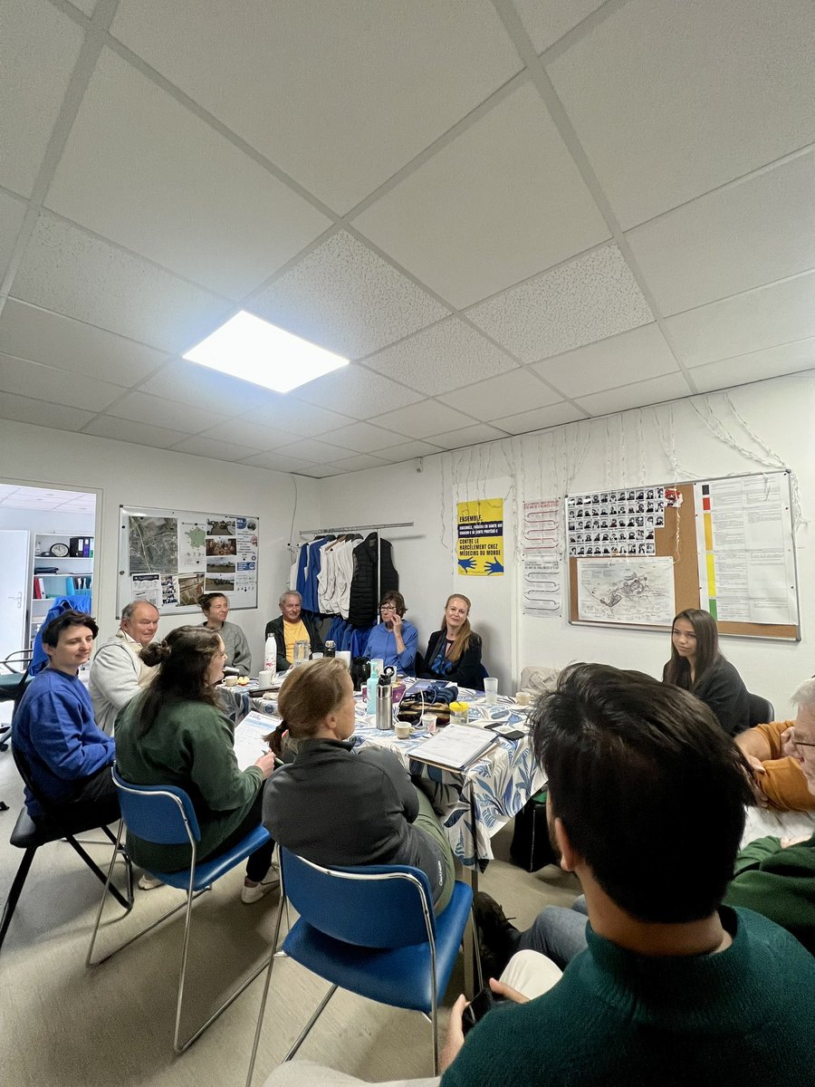 VSpillebout's tweet photo. #IMMIGRATION
📍J'étais aujourd'hui à Loon-Plage, sur le campement de migrants, aux côtés de @MdM_France , suite à notre échange en permanence parlementaire.
🤝 J’ai souhaité passer une journée en immersion avec leurs équipes pour mieux comprendre la réalité du terrain pour l’accès aux soins, et les enjeux de notre politique migratoire.
🚿 Conditions de vie très précaires : peu de sanitaires, de points d’eau courante, et de nombreux problèmes de santé liés à l’hygiène.
👩‍👧 Beaucoup de femmes, d’enfants et de personnes vulnérables, en transit, dans l’espoir de rejoindre le Royaume-Uni.
👉🏼 Un recul à prendre sur l’efficacité des politiques publiques et sur le dialogue entre acteurs associatifs et État. Je ferai un compte-rendu précis au Préfet pour poursuivre le travail sur ces questions, qui concernent notre région des Hauts-de-France et notre pays.
🙏 Je remercie chaleureusement Bérengère, Diane et les bénévoles pour leur accueil et leur engagement quotidien. Ils font un travail admirable dans des conditions extrêmement complexes. #Dunkerque #Migration #Santé #MédecinsDuMonde #Solidarité #Nord