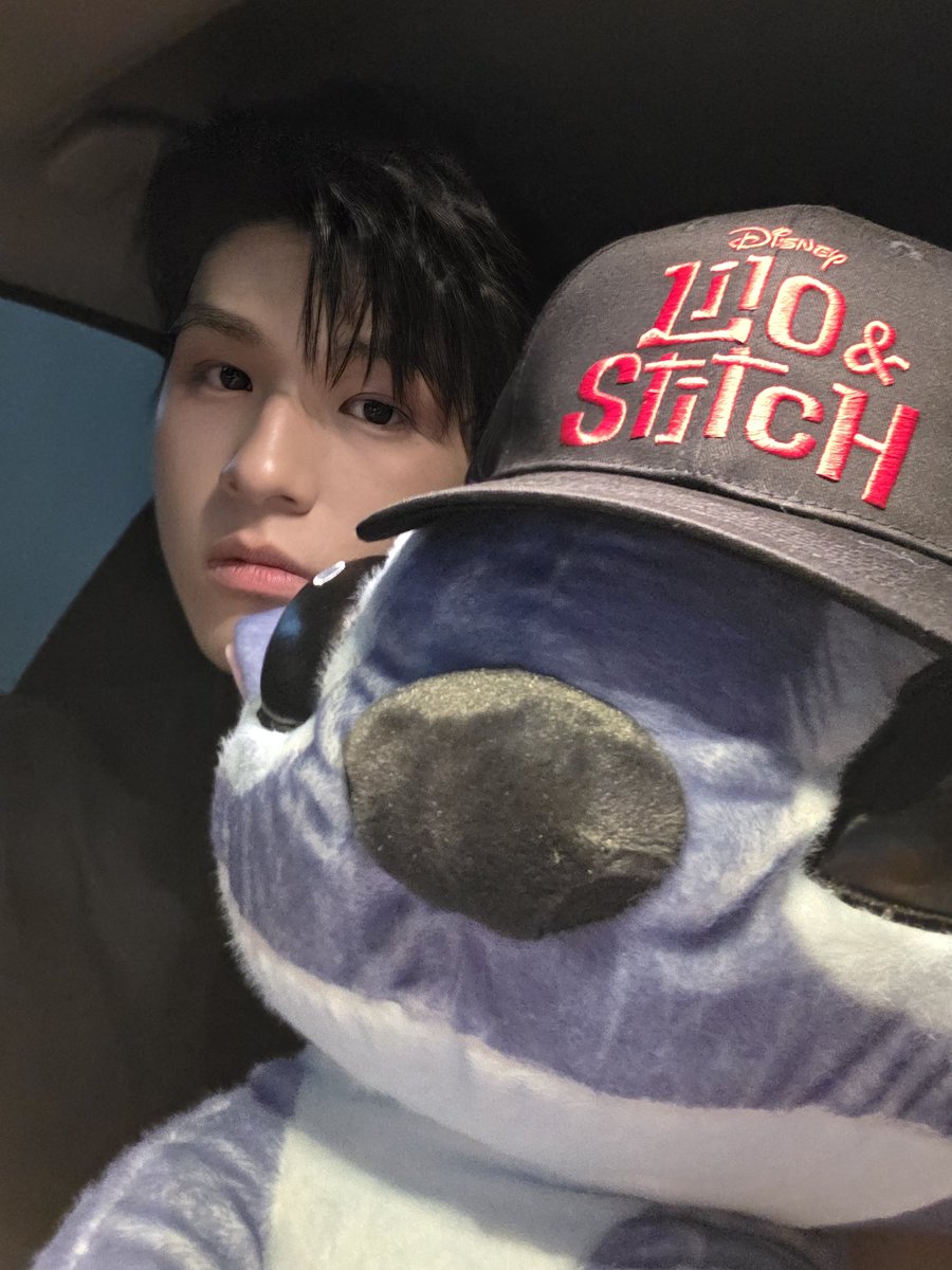 skywongraveee's tweet photo. ขอบคุณพี่ๆ disney และพี่มินต์ sf ที่ชวนไปพากย์เป็น david นะครับ สนุกมาก ใครมีโอกาสไปดูแล้วมาบอกหน่อยนะว่าเป็นไงบ้าง5555 ไม่ชินกับการพากย์สุดๆ แล้วก็ขอบคุณ ohana ทุกคนที่มาหาสกายวันนี้ด้วยนะครับ🦋 #LiloAndStitchTHxSky https://t.co/e5Wvnpfys2