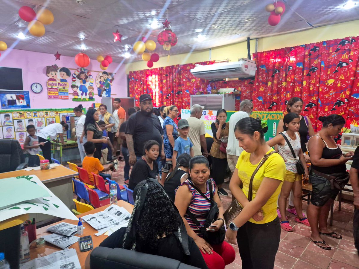 MINSAPma's tweet image. #PanamáMetro | Más de 300 personas en Pedregal recibieron servicios de medicina general, ginecología, odontología, nutrición, vacunación, laboratorio y más, durante la feria de salud. Se aplicaron 627 vacunas y se entregaron más de 200 carnés de salud. 💉🩺
#MinsaPanama