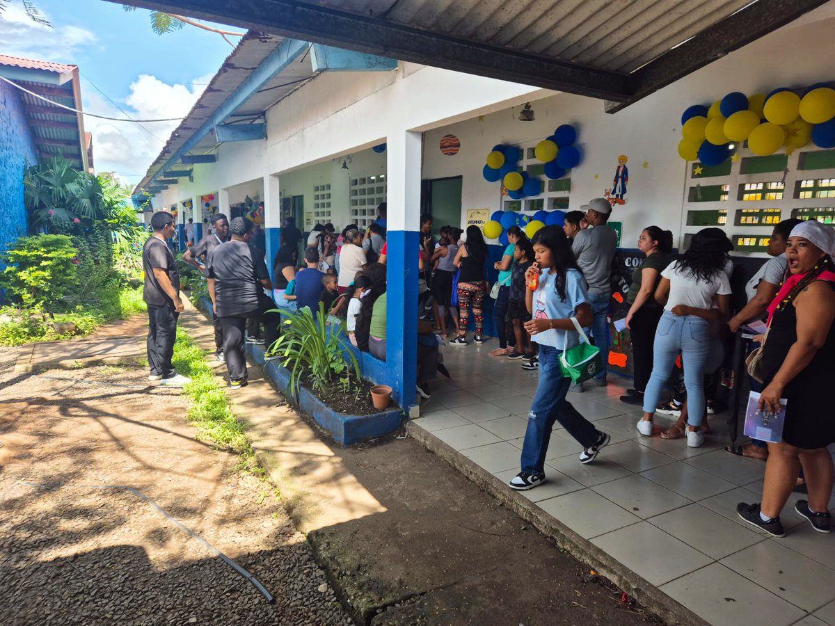 MINSAPma's tweet image. #PanamáMetro | Más de 300 personas en Pedregal recibieron servicios de medicina general, ginecología, odontología, nutrición, vacunación, laboratorio y más, durante la feria de salud. Se aplicaron 627 vacunas y se entregaron más de 200 carnés de salud. 💉🩺
#MinsaPanama