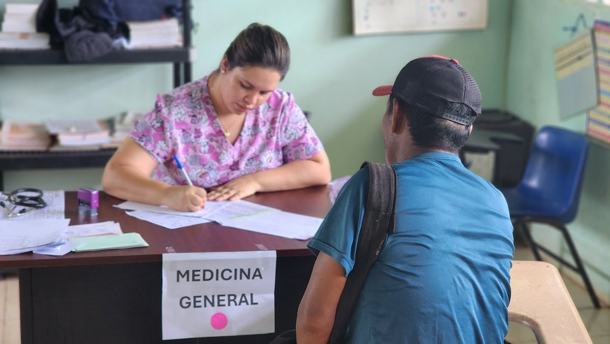 MINSAPma's tweet image. #Veraguas | Más de 40 personas en Llano Grande, Soná, recibieron atención gratuita en medicina general, vacunación, enfermería, entrega de medicamentos y más, con el objetivo de llevar servicios de salud a las comunidades. 💉🩺 #MinsaPanama