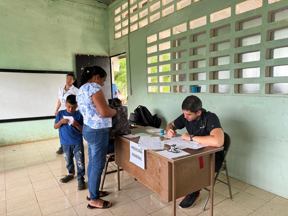 MINSAPma's tweet image. #Veraguas | Más de 40 personas en Llano Grande, Soná, recibieron atención gratuita en medicina general, vacunación, enfermería, entrega de medicamentos y más, con el objetivo de llevar servicios de salud a las comunidades. 💉🩺 #MinsaPanama