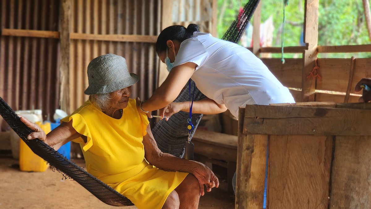 MINSAPma's tweet image. #Veraguas | Más de 40 personas en Llano Grande, Soná, recibieron atención gratuita en medicina general, vacunación, enfermería, entrega de medicamentos y más, con el objetivo de llevar servicios de salud a las comunidades. 💉🩺 #MinsaPanama