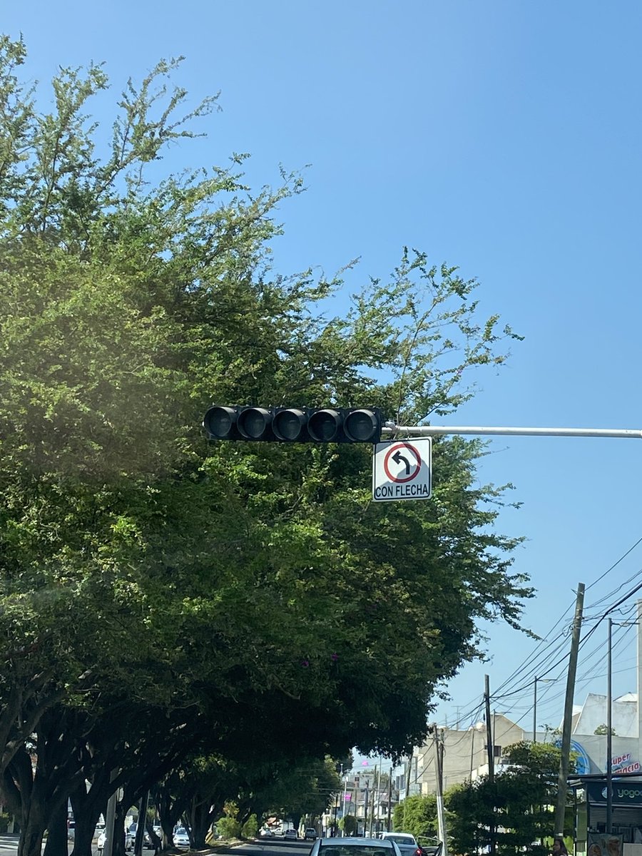 Guzman_mau's tweet photo. Semáforo, sin funcionar en Lázaro Cárdenas y niño obrero, urge presencia de policía vial.. @Trafico_ZMG https://t.co/56rf58MjG3
