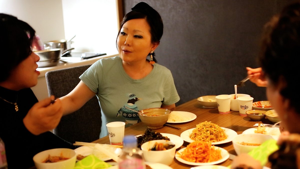 My new video is online! maangchi.com/blog/farewell-…
This is the final video of my Real Korean Cooking Stories. Lots of Korean conversation! : )
In this episode, I invited a few of my old friends for a farewell dinner in my hotel room in Seoul, before heading back home to New York.