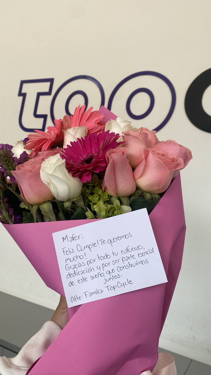 Mis jefes mandándome flores de sorpresa al trabajo por mi cumple 🥹🤍