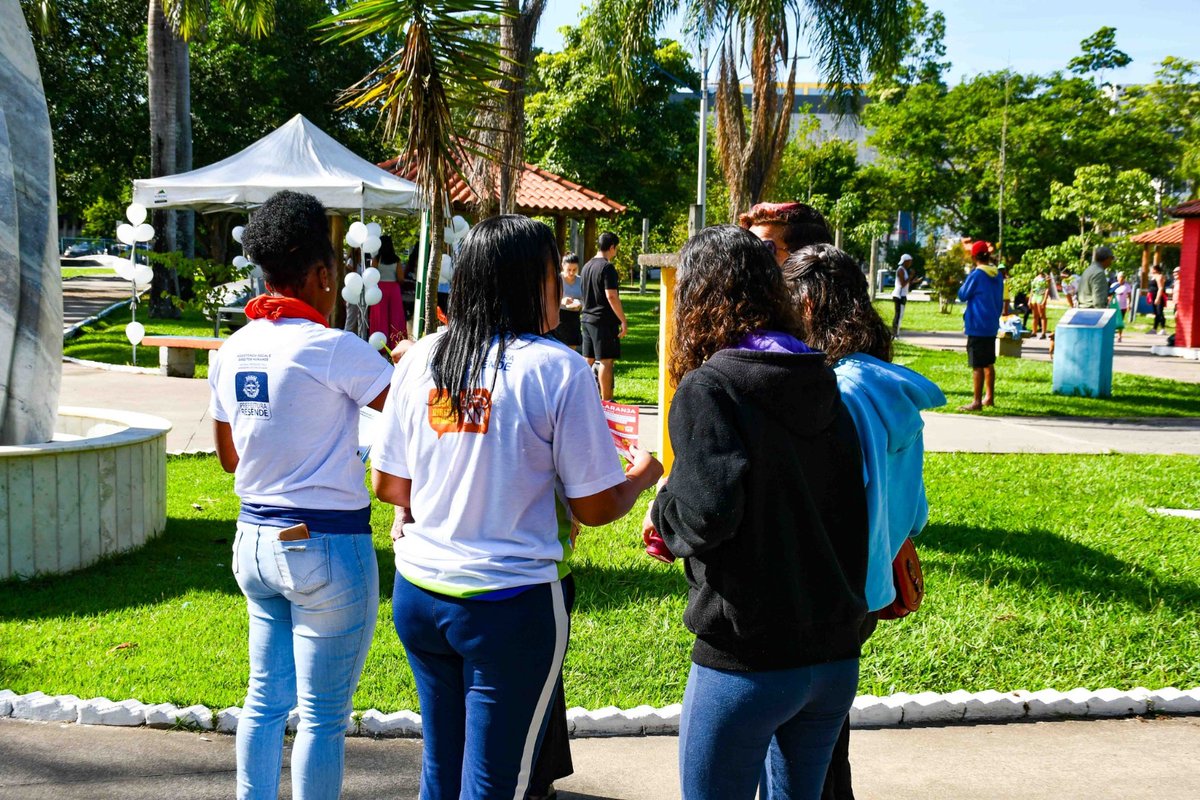 prefRESENDE's tweet photo. No domingo, a Pref realizou uma ação de conscientização sobre o Dia Nacional de Combate ao Abuso e à Exploração Sexual Contra Crianças e Adolescentes, durante a Feira Livre da Beira Rio. 📙

Proteger nossas crianças e adolescentes é um dever de todos! Disque 100 e denuncie! ☎️ https://t.co/azgZGauoQJ
