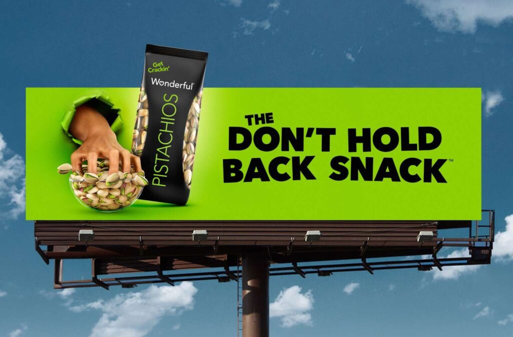 FruitPortal's tweet image. Wonderful Pistachios isn’t holding back this season 🟢
A record harvest meets a wild new ad campaign: 3D billboards, podcast takeovers, &amp;amp; pistachio perfumes?

freshfruitportal.com/news/2025/05/1…

#Pistachios #FoodMarketing #AgriBusiness #WonderfulPistachios #SnackingTrends #RetailInnovation