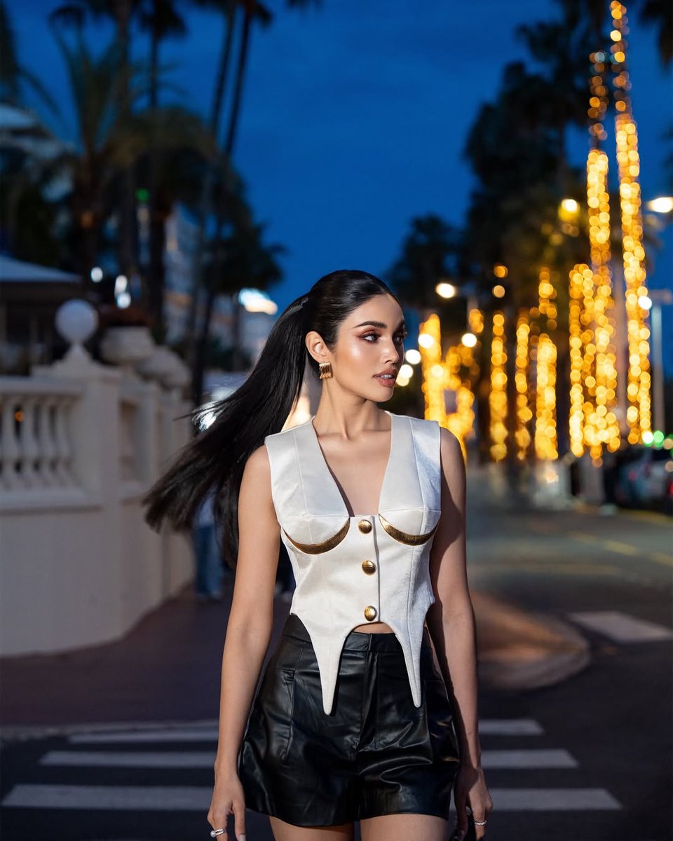ruengdd's tweet photo. ความสง่างามแบบนี้ ต้องส่งถึงจักรวาลแล้วล่ะ

VEENA CANNES RED CARPET 
#VEENACannesFilmFINALE https://t.co/BbfyUy6J3X