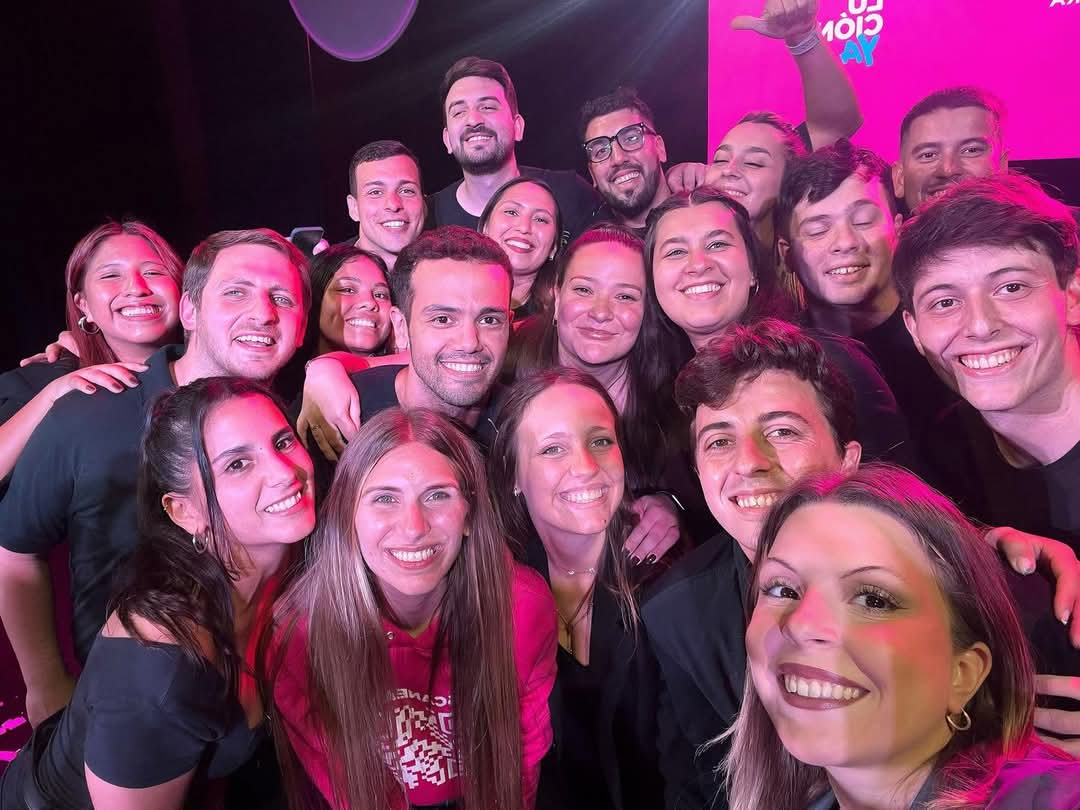 Seguramente es un momento en el que no garpa ser radical. 

Pero qué orgulloso de serlo. Ayer perdimos una elección pero lo hicimos con coraje, con nuestras convicciones, con nuestros valores y banderas.