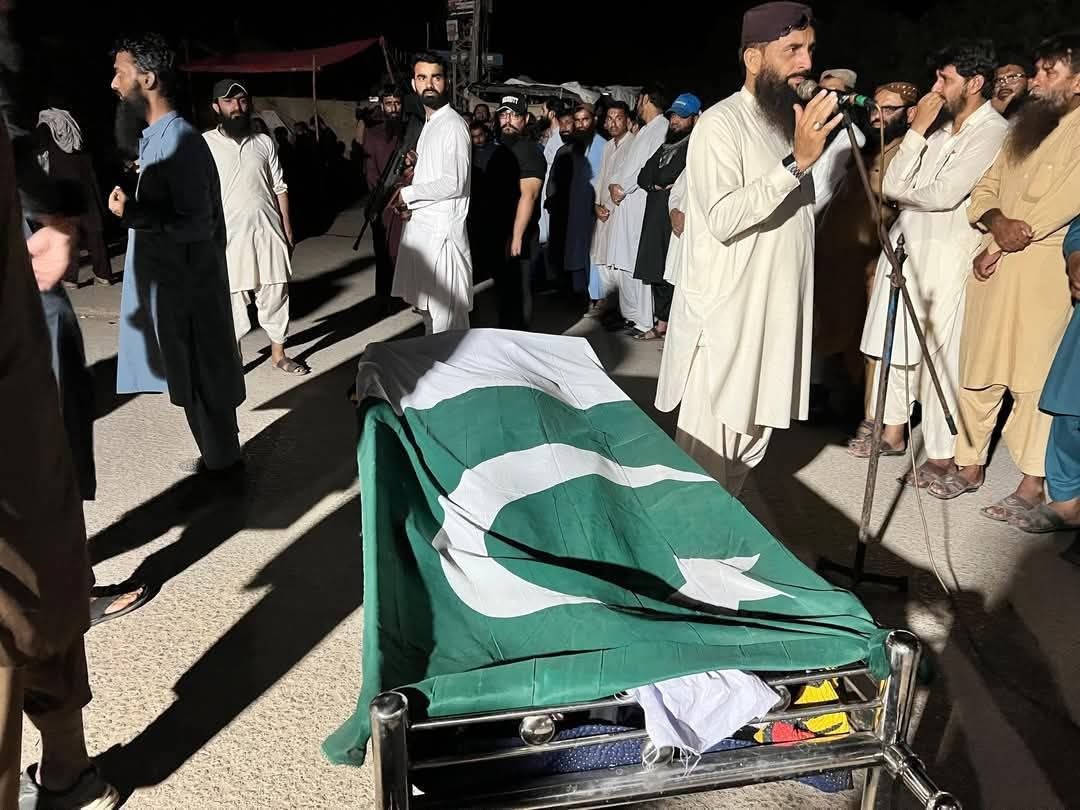 AlertKashmir01's tweet photo. #kashmir #pahalgam #srinagar 
Funeral prayers held for top Lashkar-e-Taiba commander Razaullah Nizamani alias Saifullah, who was killed yesterday in #Karachi
Tg link:!https://t.co/ML4DWOgtDl https://t.co/Ks8ENDoAKN