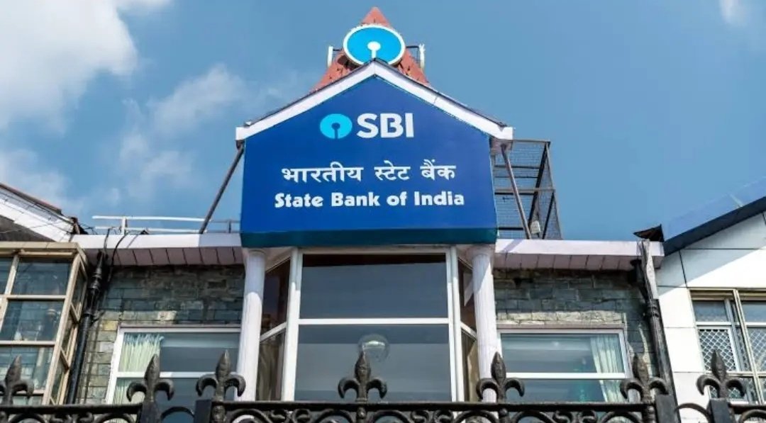 FiveEyesintel's tweet photo. 🚨BREAKING:SBI Reports Record $9.2 Billion Profit in FY25! State Bank of India becomes the third Indian company after Reliance & ONGC to enter the Global Top 100 list by net profit.

#SBI #RecordProfit #GlobalTop100
#IndianEconomy #BankingNews #Reliance #ONGC