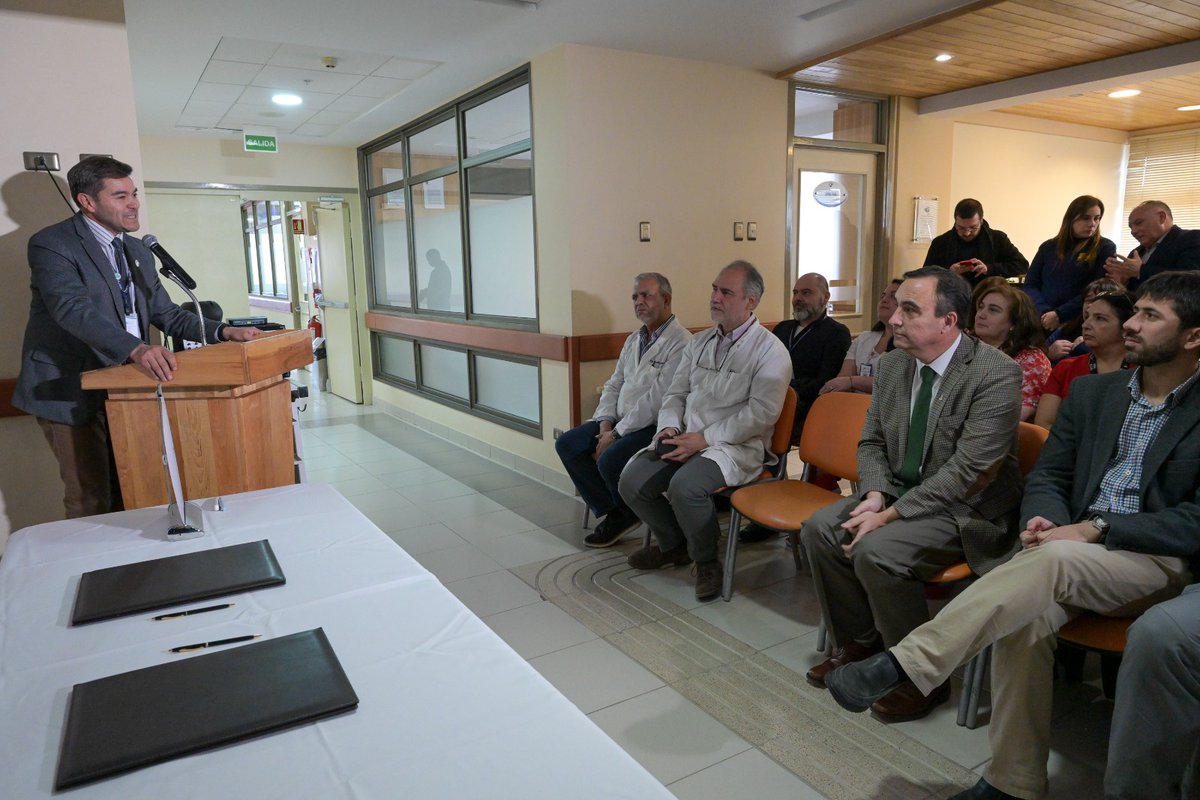 🔵🟡 AHORA | El Gobernador <a href="/JorgeFlies/">Jorge Flies</a> junto al director (s) del Servicio de Salud Magallanes, Ricardo Contreras firman un mandato para la reposición de equipamientos para el Centro de Responsabilidad (CR) de la Mujer, del Hospital Clínico regional <a href="/HCMagallanes/">Hospital Clínico de Magallanes</a>