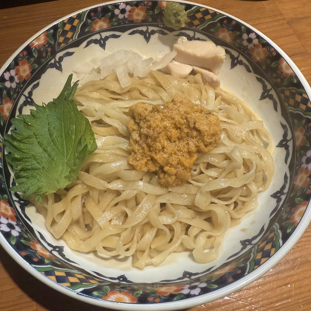 kemari34's tweet photo. 亀戸煮干中華蕎麦つきひ

濃厚蕎麦、雲丹と大葉の和え玉

久々の濃厚は一口で脳天まで響いた。これだよなあ
雲丹はもう天才的な美味しさ https://t.co/TPNyVXfE0t