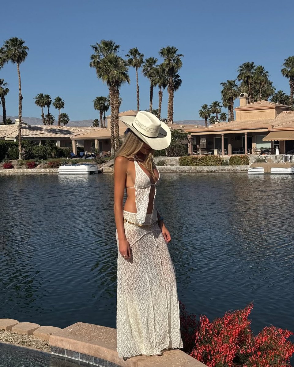 Lol, on this busy Monday I'm thinking about vacation plans; I might be someone who retires early. This is a photo I took with my friends while vacationing in India