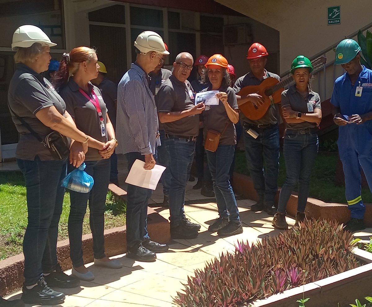 La Unidad Básica Abastecimiento, en el Busto de José Martí, ubicado en la <a href="/EcgMinera/">ECG Minera "Incansable por Naturaleza"</a>, rindió homenaje al Apóstol en el #130Anivesario de caída en combate, con lectura de textos, entrega de reconcimientos y culminaron cantando la Guantanamera, símbolo de cubanía.