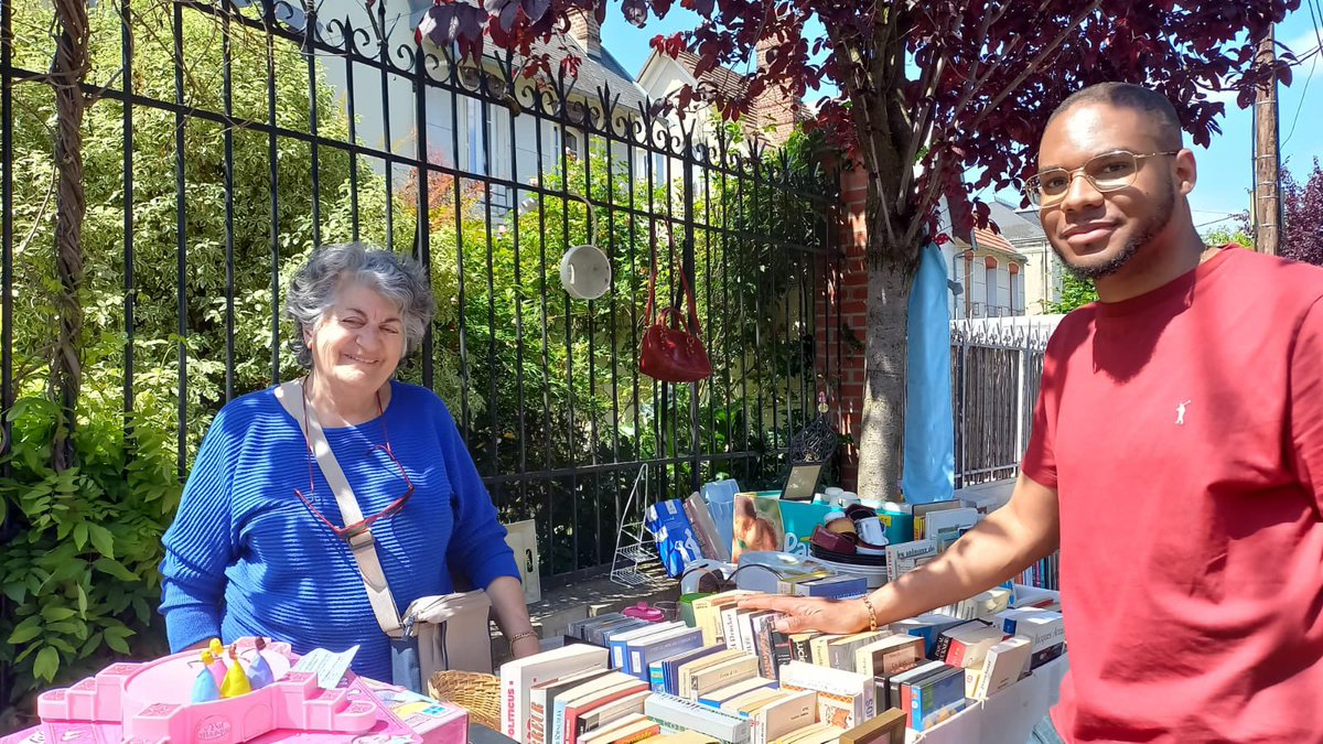 v_narbonnais's tweet photo. 📍Tournée des vide-greniers sous un beau ☀️ printanier ce dimanche. 

Un moment convivial, chaleureux et populaire, à l’image de #Colombes 🛍️

💬 Rencontrer les habitants, échanger quelques mots avec les exposants, voir les enfants courir entre les stands, sentir cette ambiance de partage et de proximité : c’est tout cela qui fait la richesse de Colombes.

J’en ai profité pour chiner quelques trésors… dont un bel ouvrage sur l’histoire de la @VilleColombes 📚

🙏🏽 Merci à toutes celles et ceux qui font vivre nos quartiers et cultivent ce bel esprit de lien social !