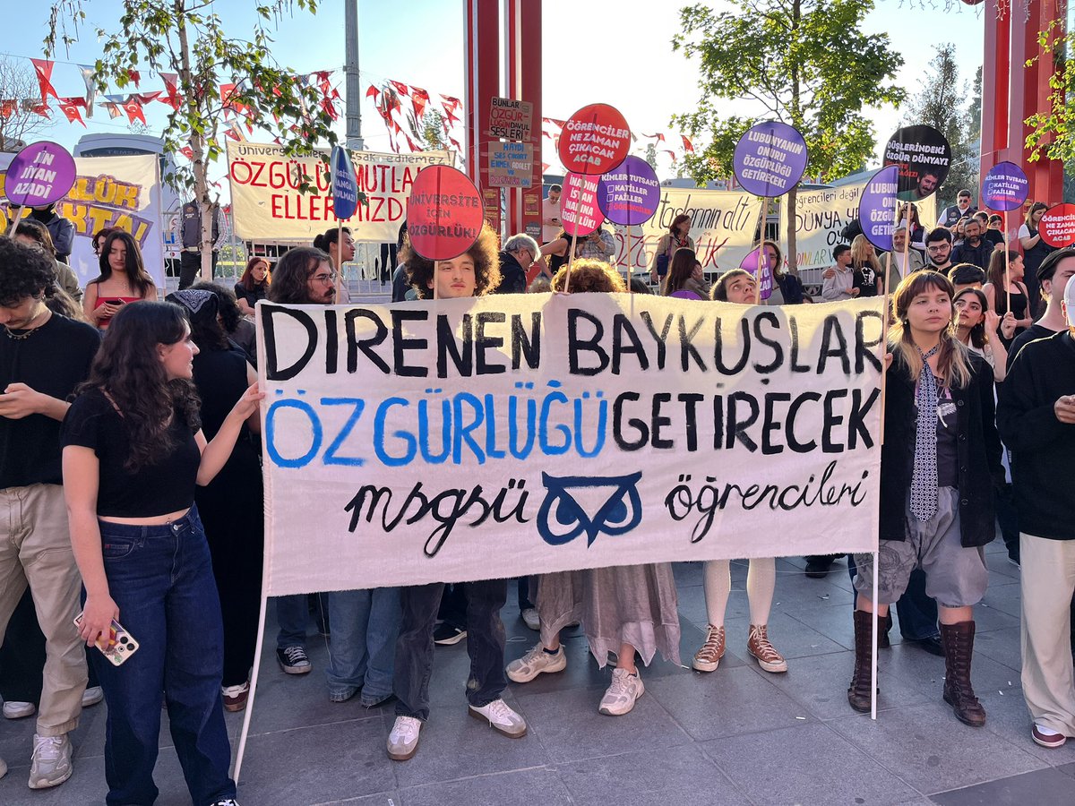 Direnen Baykuşlar Özgürlüğü Getirecek!

Üniversiteliler olarak 19 Mart'tan beri süregelen eylemlerde tutuklanan sıra arkadaşlarımıza özgürlük demek için Bakırköy Özgürlük Meydanı'ndayız.

Gözaltılar, Tutuklamalar, Baskılar;
Bizi Yıldıramaz!

#ÜniversiteyeÖzgürlük