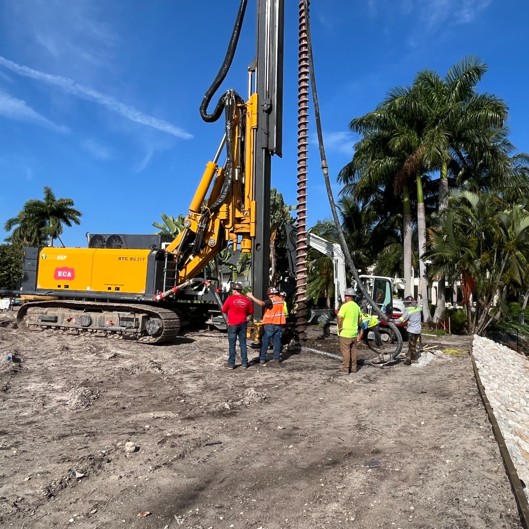 Fast attachment of different drill drives on RTG rigs is made possible thanks to a quick-change mechanism. This makes it possible to execute in-situ concrete piles using the continuous flight auger method (CFA) as well as preliminary drilling.