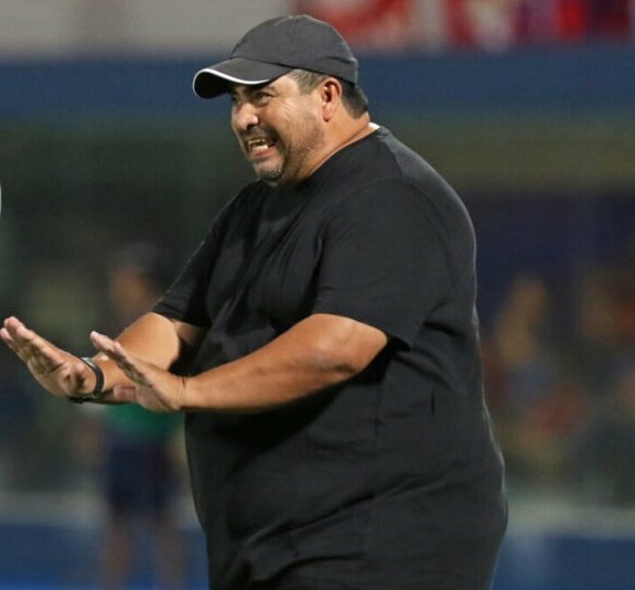 "NO RENUNCIO A ESE SUEÑO"

El entrenador de <a href="/ClubSpAmeliano/">𝐂𝐥𝐮𝐛 𝐒𝐩𝐨𝐫𝐭𝐢𝐯𝐨 𝐀𝐦𝐞𝐥𝐢𝐚𝐧𝐨</a>, Humberto Garcia, sostuvo en charla con "Hay Futbol", que su sueño es poder dirigir a uno de los grandes.
"Es el sueño que tengo y lo voy a tener hasta el último dia" #Hayfutbolpy
