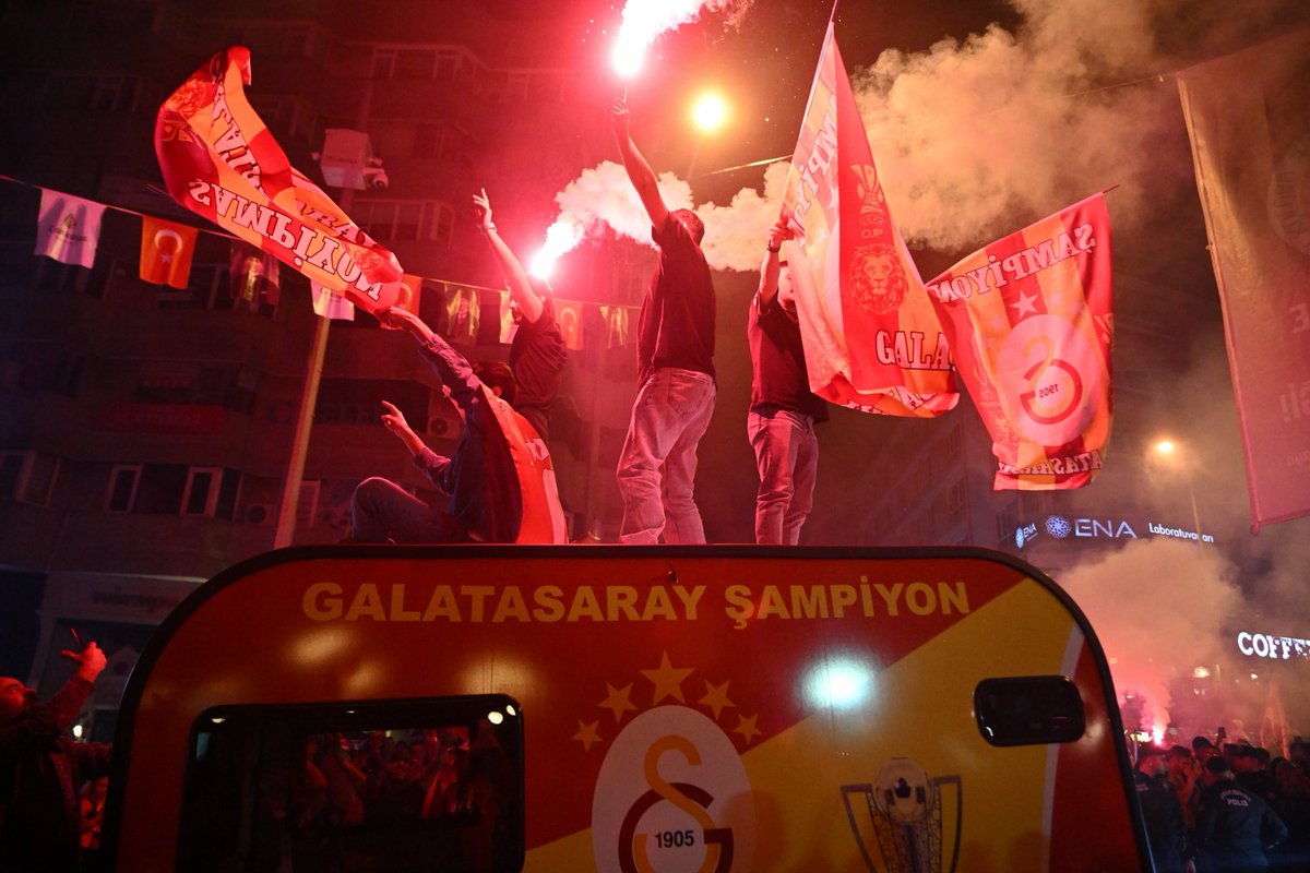 GalatasaraySK's tweet photo. 🌎 Sadece ülkemizde değil dünyanın dört bir yanında Galatasarayımızın 25. şampiyonluğu doyasıya kutlandı! Siz de bu paylaşımın altına kutlamalardan fotoğraflarınızı paylaşabilirsiniz. 🤳 

#5YıldızlıŞampiyon https://t.co/jeL7hKUzk7