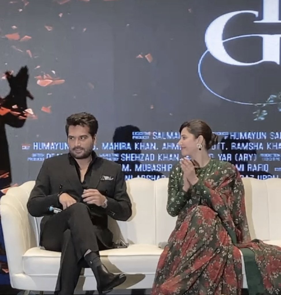 bhataktirooh's tweet photo. everybody's watching her, but she's looking at you 🤍🕊️ https://t.co/9EdDTbNg4f