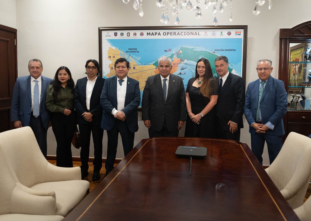 presidenciapma's tweet image. 🌎 Panamá fue invitada a unirse al Parlamento Andino, alianza que fortalecería su papel en la integración latinoamericana.
El Pdte. @JoseRaulMulino recibió a representantes de Bolivia, Colombia, Ecuador, Perú y Chile.
“Queremos que Panamá sea la capital de América Latina”,…