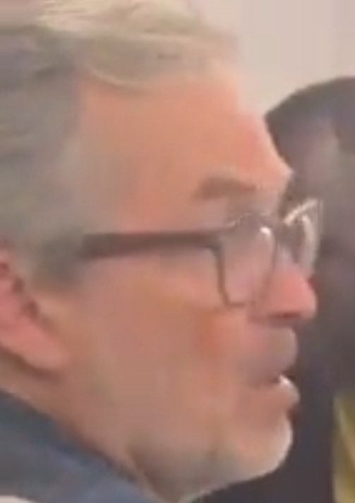 zazazozotte's tweet photo. @AlertesInfos Faites bien tourné sa tête que la honte soit dans le bon camps. Raciste de merde. https://t.co/u38DSqmCyY