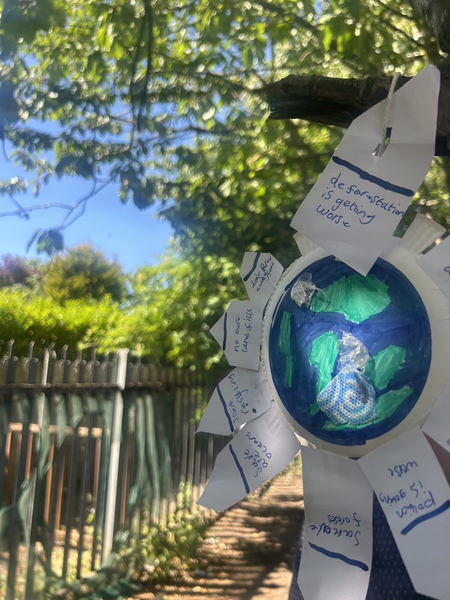 Y5Redgate's tweet image. Amazing installation art from Year 5 focusing their message on plastic pollution in our seas and along our coast. Excellent teamwork and creativity from everyone! ❤️🙌🏻👏🏻 #RCPArt @kapowprimary