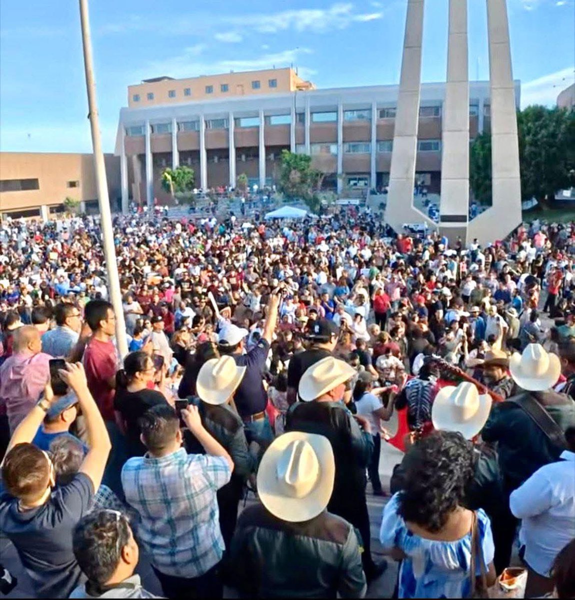 carmenleon76's tweet photo. Bonito inicio de semana

Reflexionando…

Recientemente, Mexicali ha sido escenario de un creciente descontento ciudadano hacia la gobernadora de Baja California, Marina del Pilar Ávila. Este fenómeno se ha manifestado en la Carnita Asada- protesta  que refleja un hartazgo acumulado por la percepción de una gestión gubernamental que no ha cumplido con las expectativas de la población.

Uno de los factores clave que ha contribuido a este malestar es la falta de respuesta adecuada a las demandas sociales, especialmente en áreas críticas como la seguridad, la salud y los servicios públicos. La violencia y la inseguridad han incrementado en la región, lo que ha generado una sensación de desprotección entre los ciudadanos. Las promesas de campaña sobre mejorar estas condiciones han quedado en el aire, alimentando la frustración de los mexicalenses y en general de los bajacalifornian@s.

Además, la gestión de la gobernadora ha sido objeto de críticas por su estilo de liderazgo y la falta de comunicación efectiva con la ciudadanía. Muchos sienten que sus voces no son escuchadas y que las decisiones se toman de manera unilateral, sin considerar las necesidades y opiniones de la población. Este desencanto se ha visto reflejado en redes sociales, donde se han multiplicado las denuncias sobre la falta de transparencia y rendición de cuentas en su administración.

La situación se complica aún más por el contexto político actual nacional, y cuando le fueron revocadas las visas de USA a la Gobernadora y a su esposo, un hecho historico, pues estan bajo investigaciónes diversas en USA. 

La capacidad de la gobernadora para responder a este descontento será crucial para ella y su administración. La presión social y la organización de movimientos ciudadanos en BC podrían ser determinantes en los próximos meses, lo que sugiere que el camino hacia la reconciliación con la ciudadanía será largo y desafiante.

¿Ustedes que opinan?
ACLG

#FuerzaBC #fuerzacachanilla #FuerzaLeon 
@Claudiashein  @sdrednoticias @lajornadaonline @AristeguiOnline @reformanacional @El_Universal_Mx @Milenio