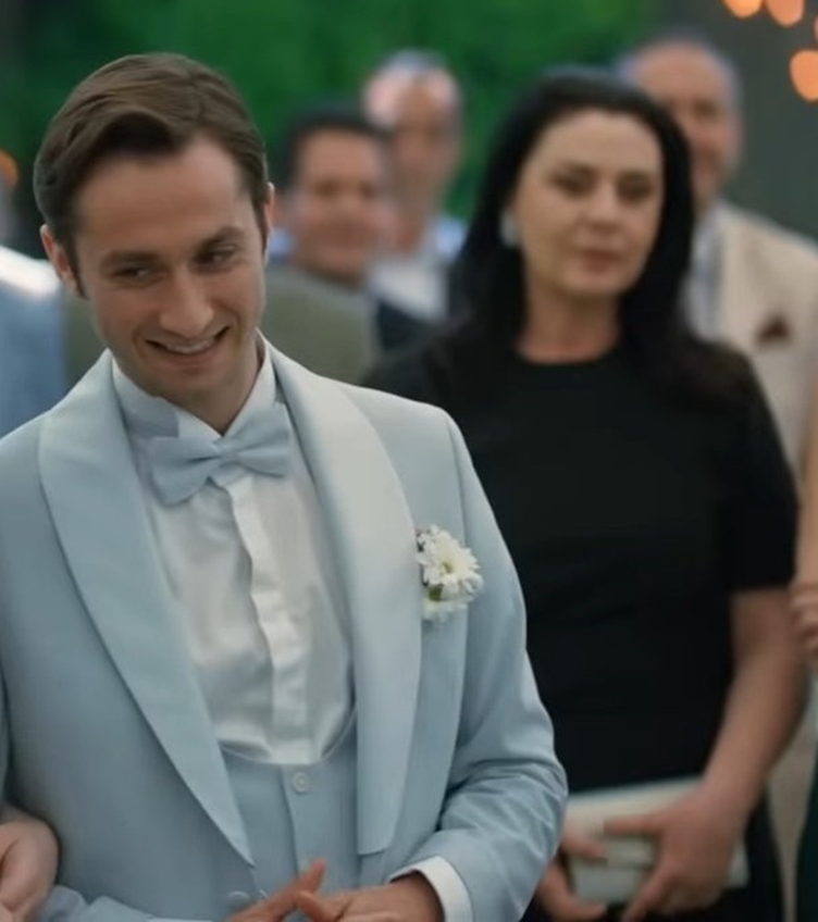 Kelebek kadar ömrümüz var
Sevmek  lazım, hemen başlayalım
Kaybedecek  daha neyimiz var?
Aşk için ne gerekiyorsa hepsi bende var
Nefes bile almadan
Seviyorum seni

#eftuğ