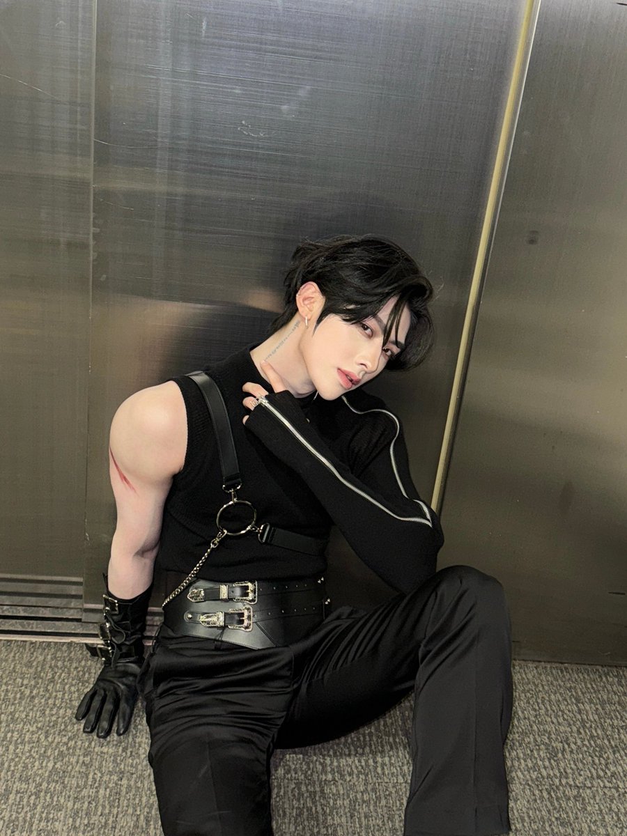 250520 🐱💬 12:58AM 

‘since i showed you that baby pic earlier’
‘to y/n who still hasn’t sleep’
‘📸’ x3 
‘i’ll give you a present with this’