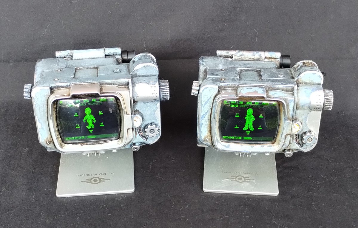 CosplayCommand's tweet image. Here's a pair of @falloutonprime Pipboys from @thewandcompany 
These Pipboys were repainted and weathered to make them a little more screen accurate.

#fallout #fallout4 #falloutcosplay #cosplayprop #falloutonprime #fallout76 #cosplay #pipboy #nukacola
