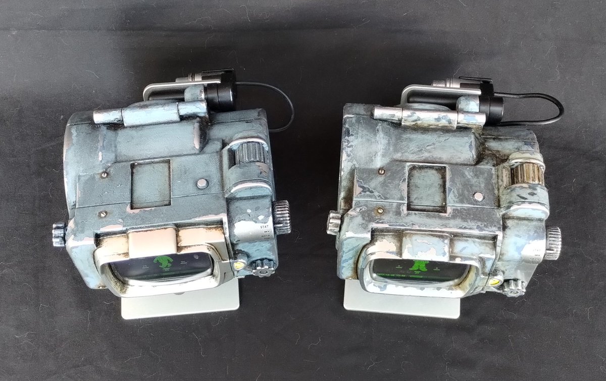 CosplayCommand's tweet image. Here's a pair of @falloutonprime Pipboys from @thewandcompany 
These Pipboys were repainted and weathered to make them a little more screen accurate.

#fallout #fallout4 #falloutcosplay #cosplayprop #falloutonprime #fallout76 #cosplay #pipboy #nukacola