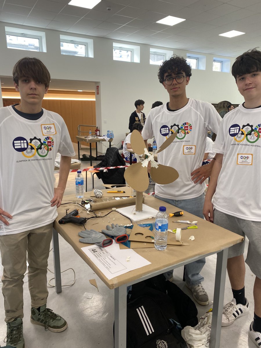 También Andrés Canales, Nicolás González y Alejandro Rodríguez de 3º  de Tecnología y Digitalización llegaron a la final y ganaron uno de los premios del evento con su diseño y construcción en la III Olimpiada de Ingeniería de la UVa